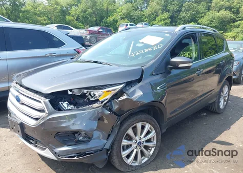 2017 Ford Escape Titanium z USA, uszkodzony, nr VIN 1FMCU9J99HUE27597